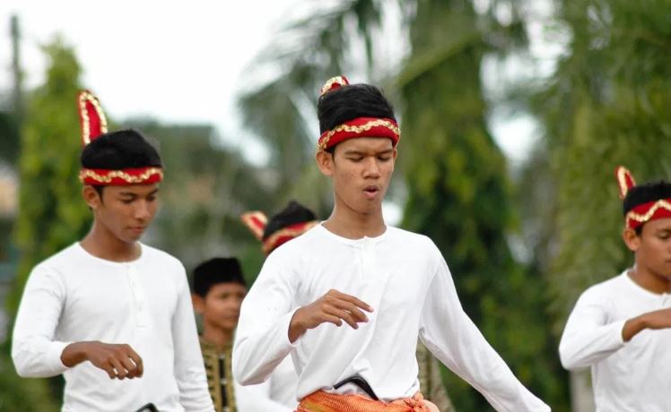  Tari Seudati adalah salah satu tarian tradisional yang berasal dari Aceh Tari Seudati